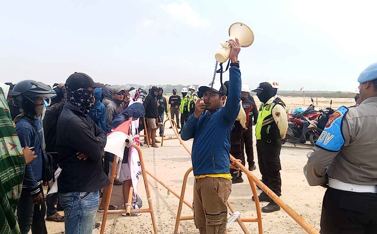 Warga Mengare Komplek, Kecamatan Bungah, saat demo di depan Smelter PT Freeport Indonesia. Foto: Ist