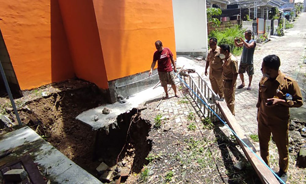 Kondisi saluran air yang langsor di RT 04 RW 03 Perumahan Puri Gending Asri, Kelurahan Gending, Kecamatan Kebomas. foto: SYUHUD/ BANGSAONLINE
