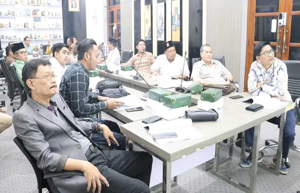 Anggota DPRD Gresik periode 2024-2029 saat mengikuti rapat perdana. Foto: ist.
