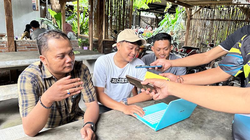 Lembaga Komite Independent Pemantau Pemilu (KIPP) menggelar jumpa pers hasil real count kemenangan Indah-Yudha di Pilkada Lumajang. Foto: Imron Ghozali/BANGSAONLINE