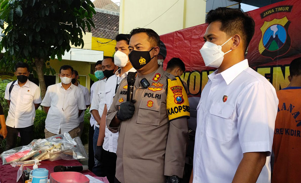 Kapolres Kediri AKBP Agung Setyo Nugroho dan jajaran saat menggelar jumpa pers terkait kasus ledakan petasan di Jalan Kromosari. foto: ist.