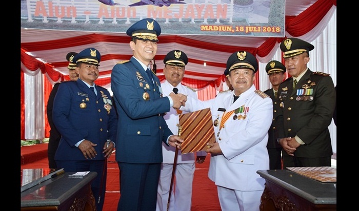 Bupati Madiun Muhtarom saat serah terima pesawat tempur jenis F-5 Tiger dengan Komandan Lanud Iswahyudi Marma Syamsul Riza.
