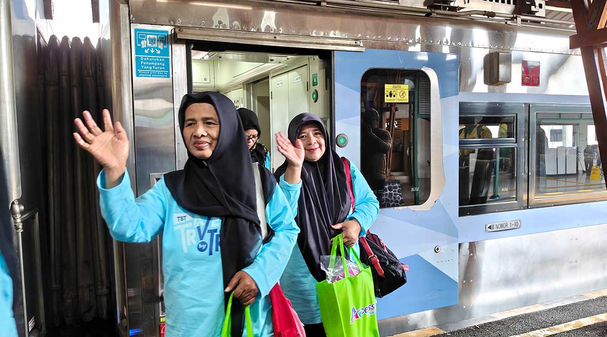 Para lansia yang menjadi penumpang KA Singosari, perjalanan dari Kediri menuju Blitar.