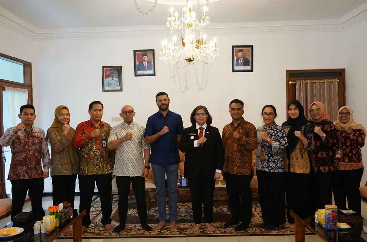 Pj Wali Kota Kediri bersama Tim UNFPA dan Kemendagri yang dipimpin Programmer Specialist for Reproductive Health UNFPA, Sandeep Nanwani. Foto: Ist