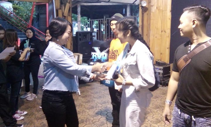 Titik S. Aryanto, Marketing dan PR Manajer JTP Grup menyerahkan hadiah kepada pemenang. 