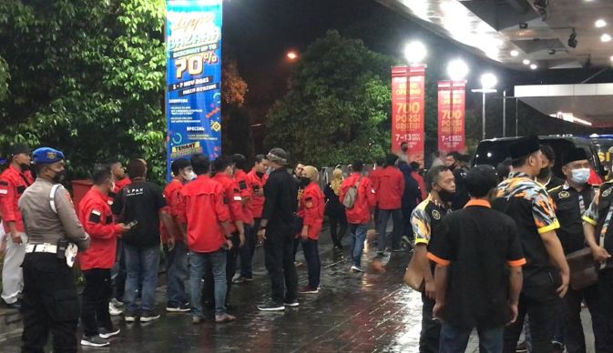 Warga Jember Jawa Timur saat melakukan demo di Rumah Sakit (RS) Siloam Hospital Jember di Jalan Gajah Mada, Kelurahan Jember Kidul, Kecamatan Kaliwates, Jember, Senin (15/11) malam. Foto: YUDI INDRAWAN/ BANGSAONLINE.com