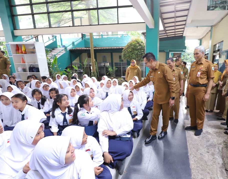 Wali Kota Batu, Nurochman saat menyama siswa SMP Negeri 1 Batu