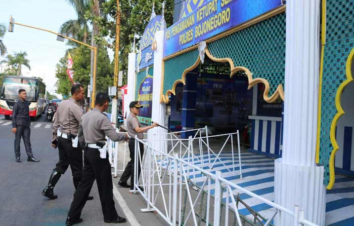 Kapolres Bojonegoro saat mengunjungi Pos pengaman di kelurahan Jambean, Kota Bojonegoro.