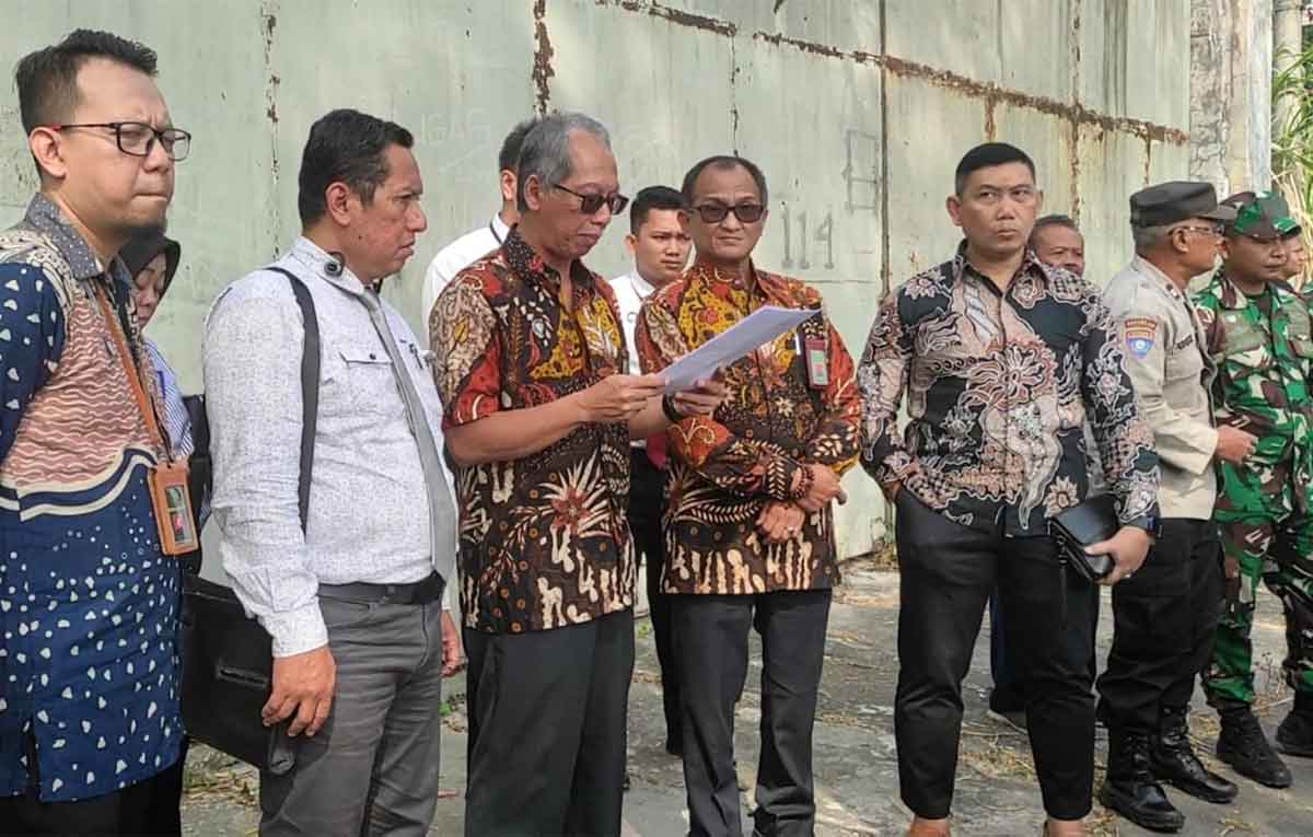 Panitera PN Kota Kediri, Tri Indroyono, saat membacakan putusan terkait eksekusi. Foto: Ist