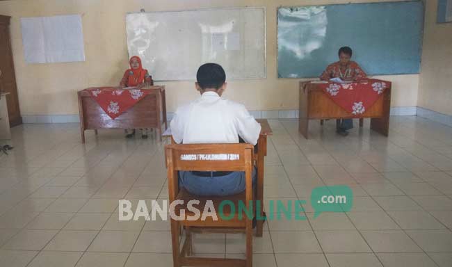 Salah satu siswa tuna rungu SMALB Muhammadiyah Jombang sedang mengikuti UN.