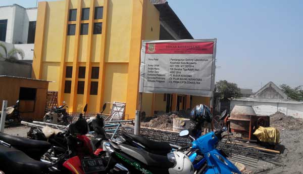 Gedung Labkesda di samping Puskesmas Balongsari ketika awal dibangun. foto: yudi eko purnomo/ BANGSAONLINE