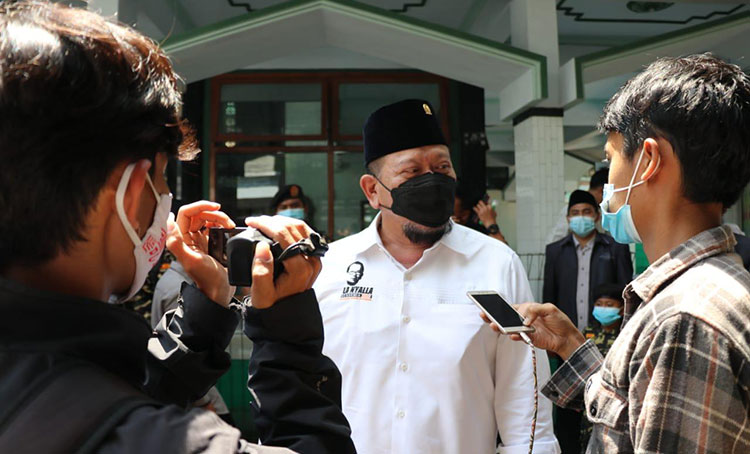 Ketua DPD RI AA LaNyalla Mahmud Mattalitti saat diwawancarai para awak media ketika melakukan reses di Kabupaten Jember, Jawa Timur. (foto: ist)