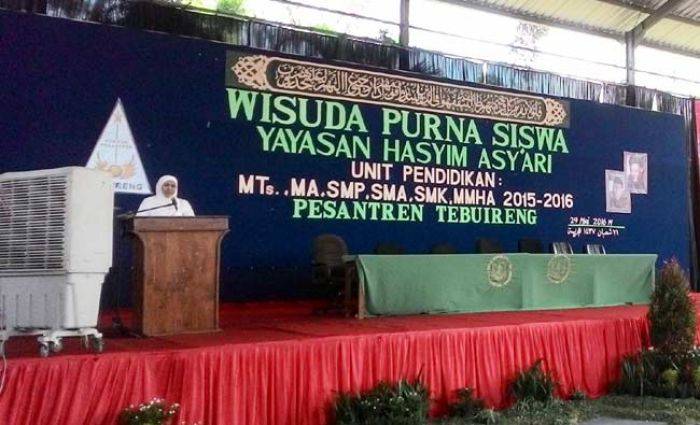 Menteri Sosial RI Khofifah Indar Parawansa saat memberi sambutan dalam acara wisuda santri Tebureing. Foto: bangsaonline.com