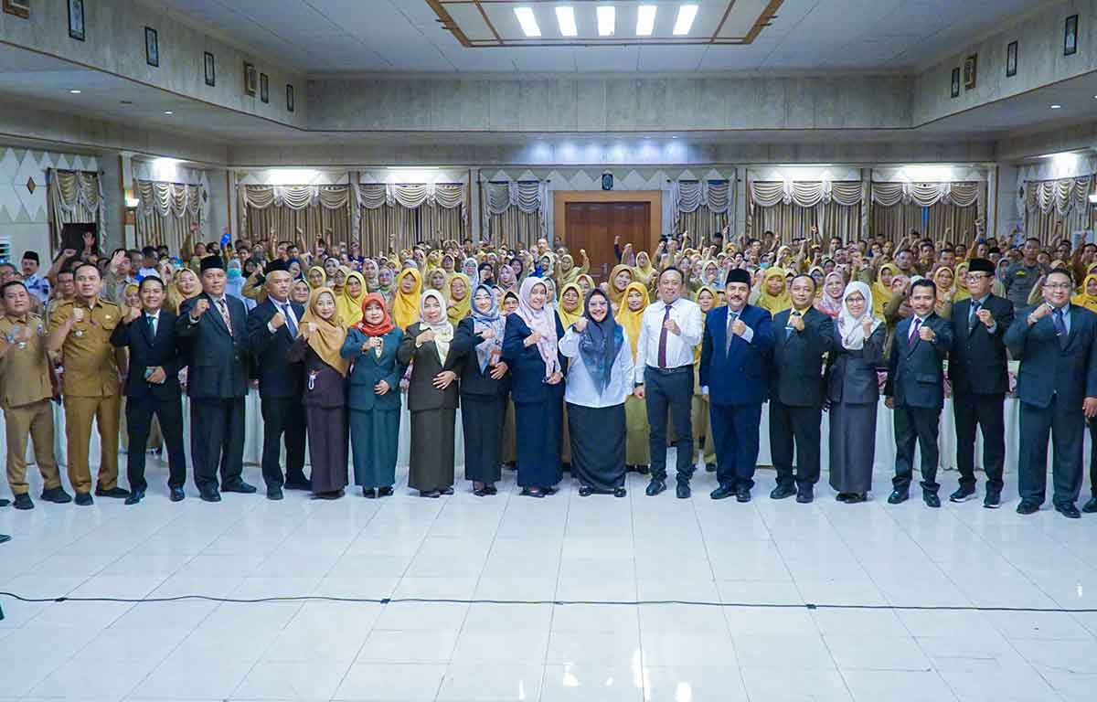 Plt Bupati Gresik, Aminatun Habibah (tengah), bersama para kepala OPD saat hadir di pembekalan penilaian kompetensi tahun ini. Foto: Ist