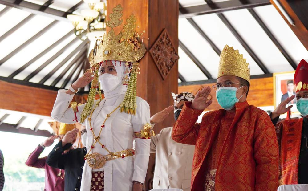 Peringati Harlah Pancasila, Wali Kota Batu Kenakan Baju Adat Lampung