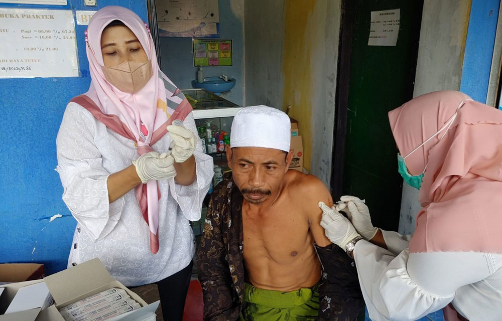 Salah satu warga Kampung Plenggiran, Desa Lergunung, Kecamatan Kalmpis, Kabupaten Bangkalan, saat menerima suntikan vaksin Covid-19.