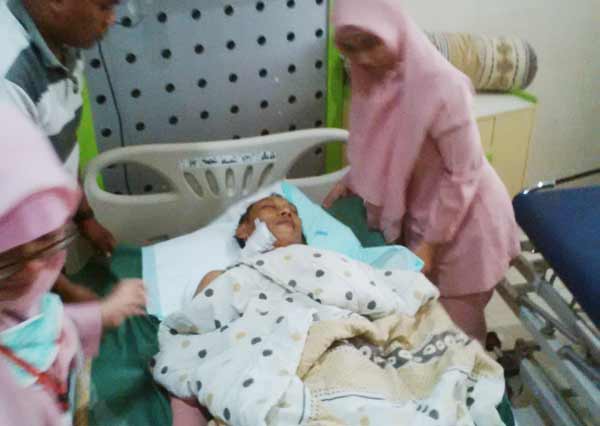  Kondisi Mujianto yang masih dalam perawatan. (foto: haris/BANGSAONLINE)