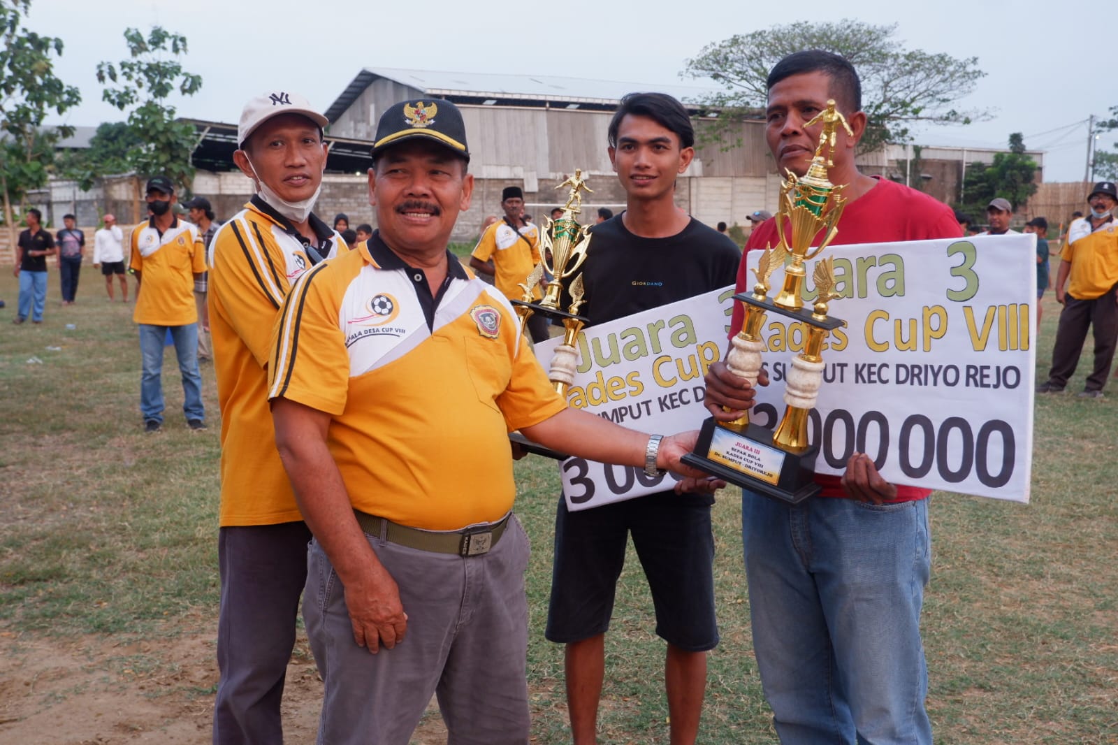 Kades Sumput, Sutaji (kiri) saat menyerahkan hadiah. Foto: Ist.