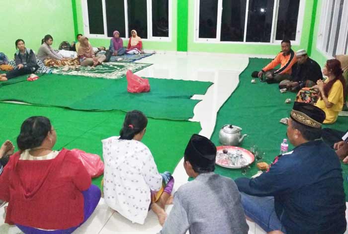 Sejumlah warga setelah berhasil dievakuasi dan berlindung dilokasi pengungsian. 