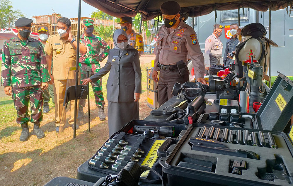 Bupati Jombang, Mundjidah Wahab, saat meninjau peralatan untuk antisipasi bencana alam di wilayahnya.