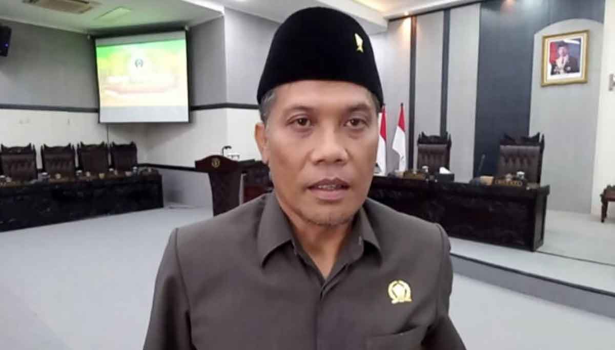 Wakil Ketua Komisi II DPRD Kabupaten Blitar, Suwito Saren Satoto, saat memberi keterangan ke awak media.