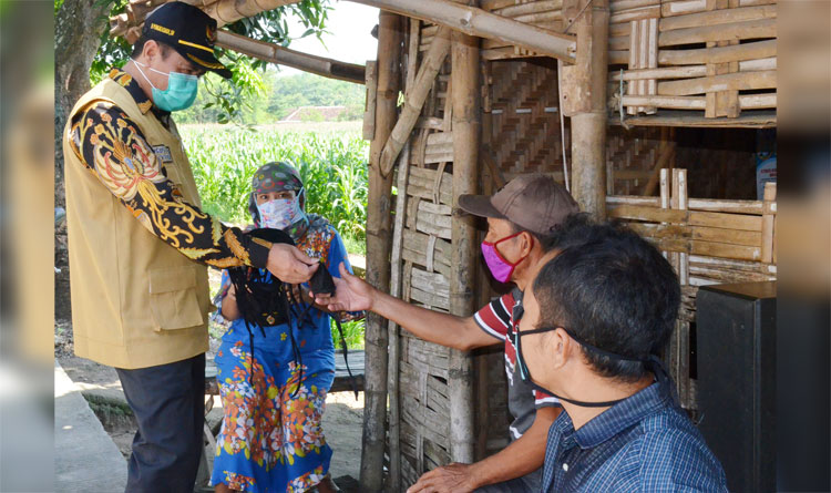 Bupati Pungkasiadi ketika berdialog dengan warga di sela-sela kunjungan ke sembilan Kampung Tangguh Covid-19.