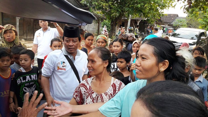 Posko Relawan Khofifah Berbagi Takjil ke Masyarakat Bawah