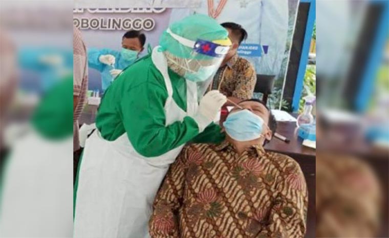 Petugas saat melakukan rapid test antigen salah satu guru. foto: ist.