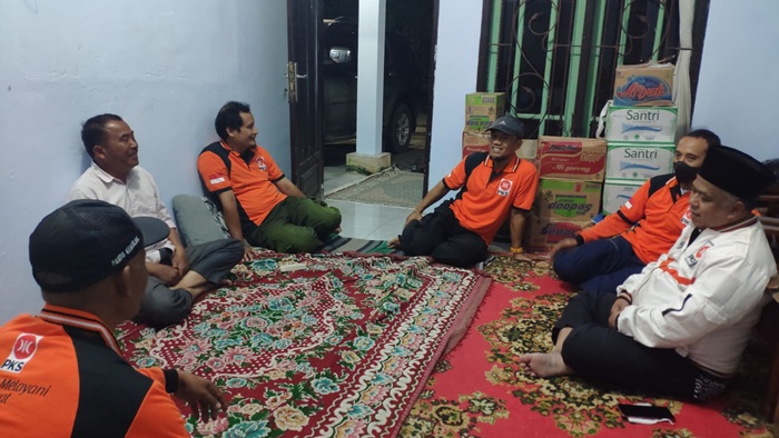 Kang Irwan Jenguk Relawan PKS Jatim di Lokasi Bencana