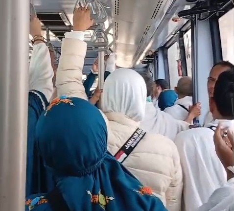 Salah satu bagian rombongan Jemaah Calon Haji asal Bangkalan yang tiba di Jeddah