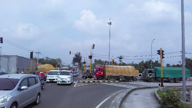 Kendaraan terjebak macet di jembatan kayen bandar. foto: rony suhartomo/ BANGSAONLINE
