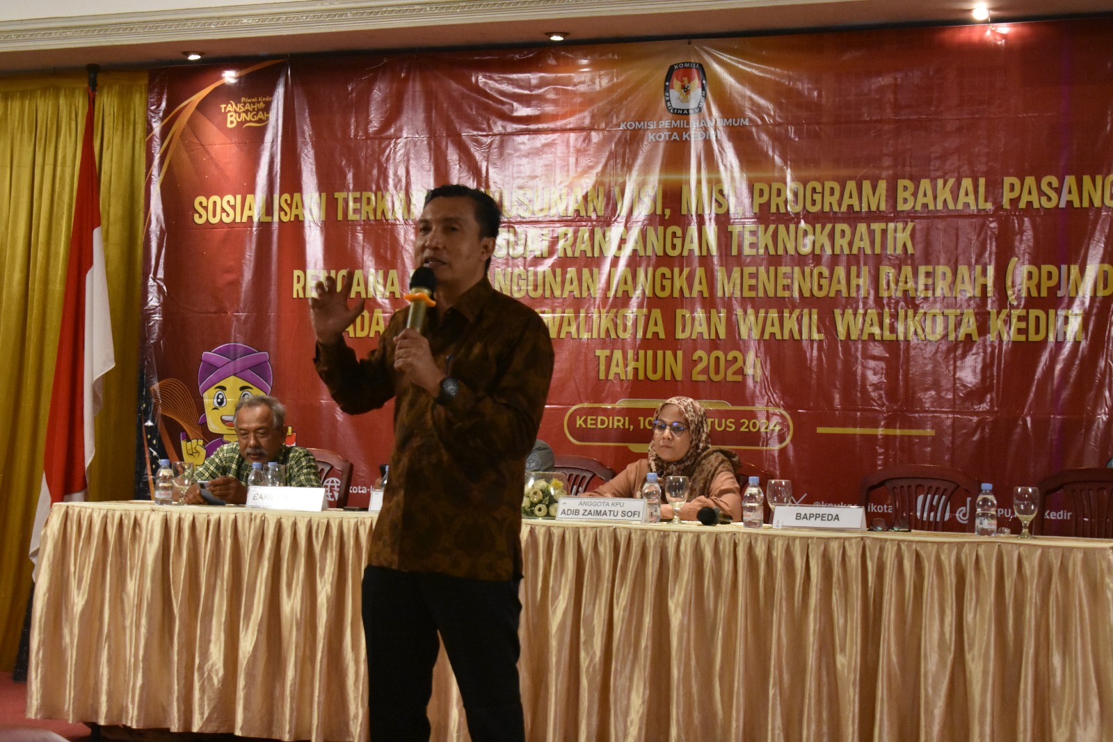 Salah satu narasumber di acara sosialisasi KPU Kota Kediri saat menyampaikan pemaparan (dok. Ist)