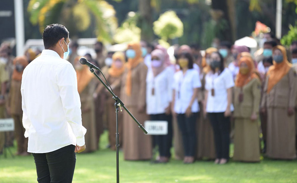 Wali Kota Kediri Abdullah Abu Bakar saat memimpin apel. foto: ist.