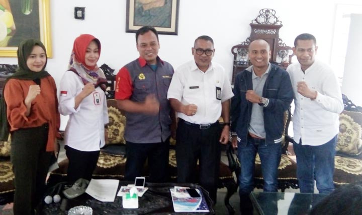 Kepala DLH Arief Assidiq berfoto bersama dengan panitia Songgoriti Goes to Clean,  Rabu (19/2).