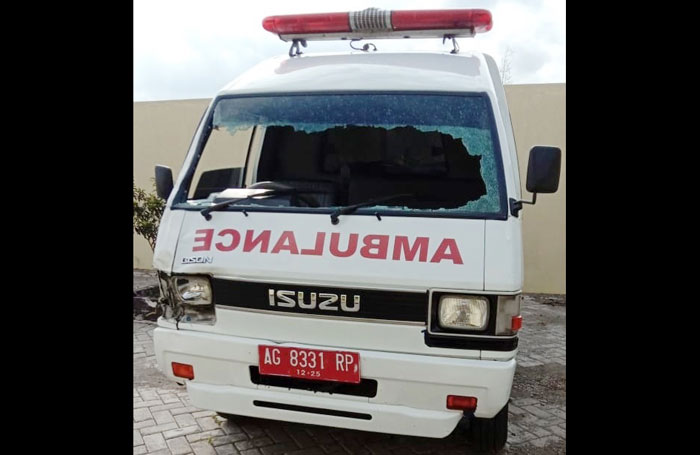 Mobil Ambulans RSUD dr Iskak Tulungagung Tabrak Pemotor di Selopuro Blitar, 2 Luka Ringan