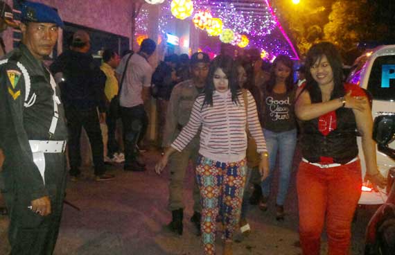 Beberapa wanita penghibur yang terjaring dalam razia tim gabungan. foto: catur andy/BANGSAONLINE