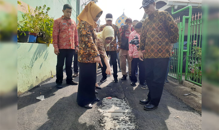 Wali Kota saat memantau langsung kegiatan pembangunan.