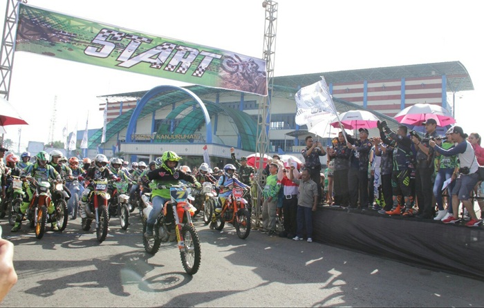Bupati Malang Dr. H. Rendra Kresna memberangkatkan Adventure Trail Kodim 818 season-2 Tahun 2018 di Halaman Stadion Kanjuruhan Kepanjen, Minggu (11/3).
