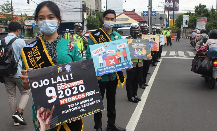 Berbagai pesan ajakan disampaikan sejumlah Polwan Satlantas Polresta Sidoarjo kepada para pengendara yang melintas di Alun-Alun Sidoarjo dan Babalayar Sidoarjo, Senin (7/12/2020) pagi. (foto: ist)