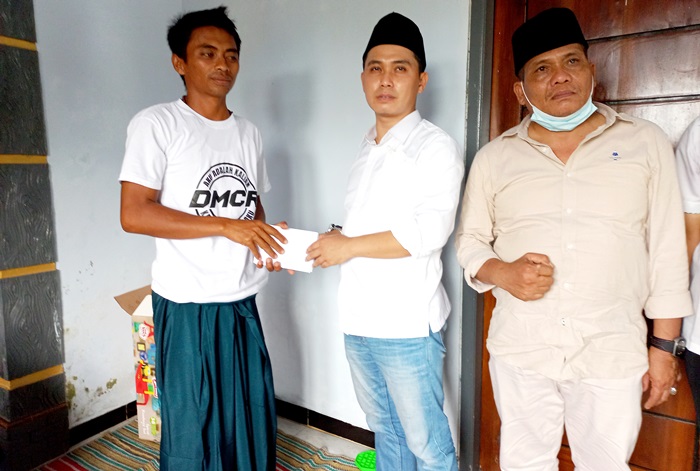 Gus Barra memberikan santunan kepada Imam Safii, suami dari almarhumah Rukmini.