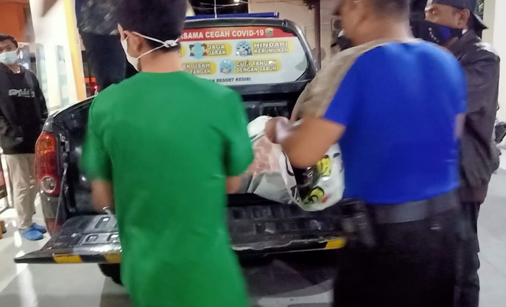 Jenazah seorang pemuda yang ditemukan di pinggir jalan saat dievakuasi ke RSUD Kabupaten Kediri. foto: Ist.