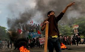 Para mahasiswa dan aktivis demo menolak kenaikan harga BBM. Foto: indoberita.com 
