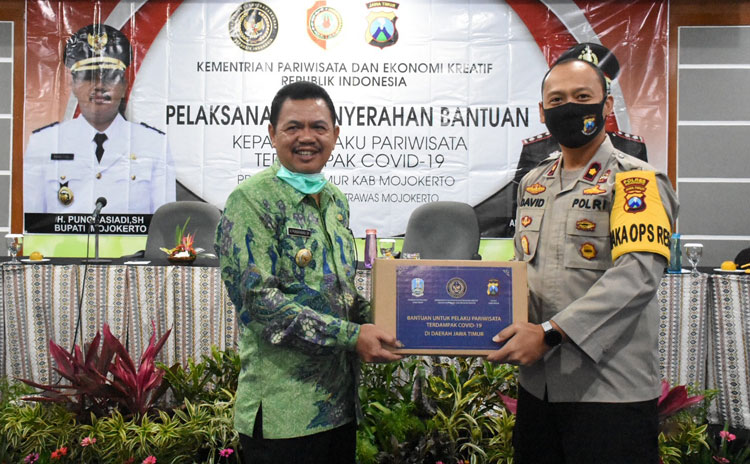 Bupati Mojokerto Pungkasiadi, didampingi Wakapolres Mojokerto Kompol David Triyo Prasojo. 