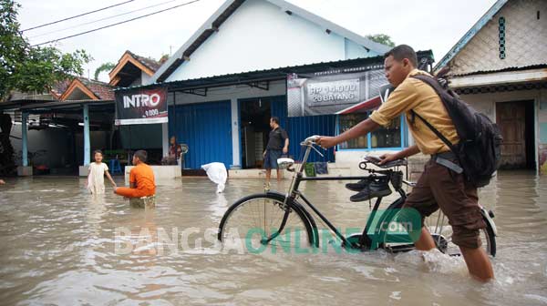 SUDAH SEMINGGU: Genangan air di Dusun Beluk, Desa Jombok, Kecamatan Kesamben, Jombang tak kunjung surut. foto: rony suhartomo/ BANGSAONLINE