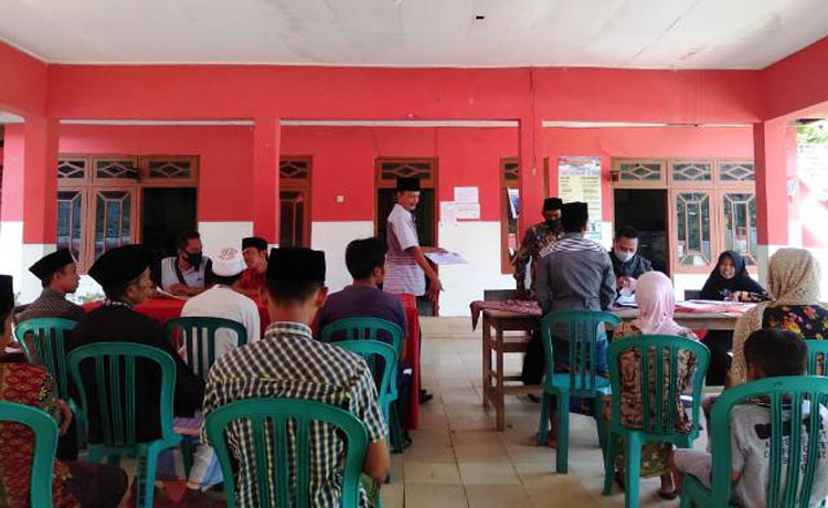 Warga Totosan terima bantuan JPS dari Pemprov Jatim.