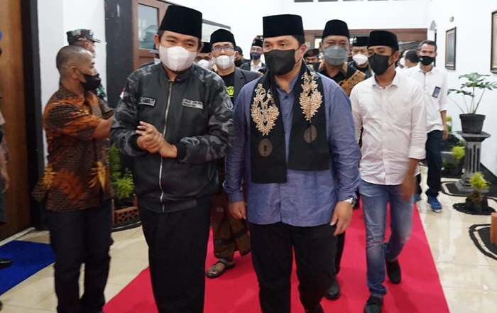 Menteri BUMN Erick Thohir menghadiri Apel Kebangsaan bersama Presiden Laskar Sholawat Nusantara, Muhammad Fawait di Ponpes Nurul Chotib, Al Qodiri IV, Jember. foto: istimewa
