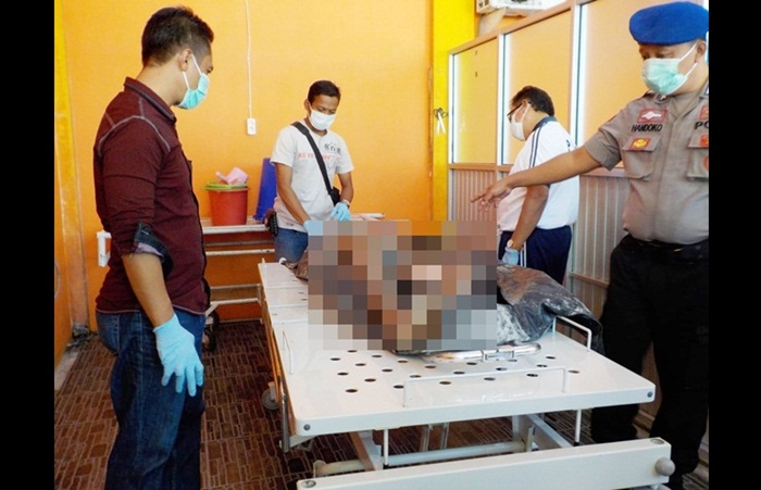 Jasad korban saat ditemukan nelayan dan dibawa ke RSUD dr Darsono Pacitan. foto: ist

