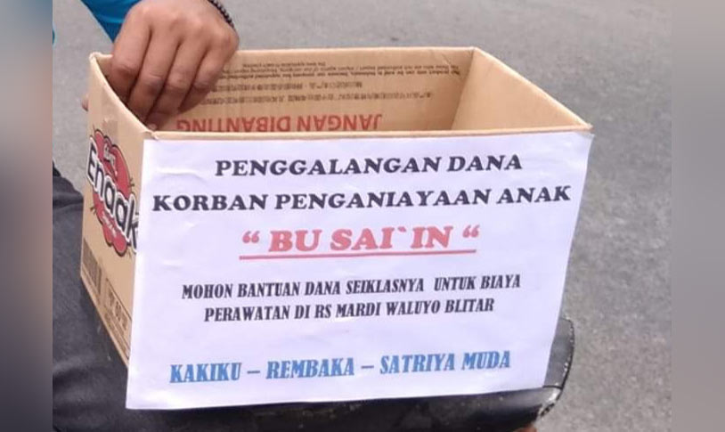 Warga menggunakan kotak kardus saat menggalang dana untuk Sai