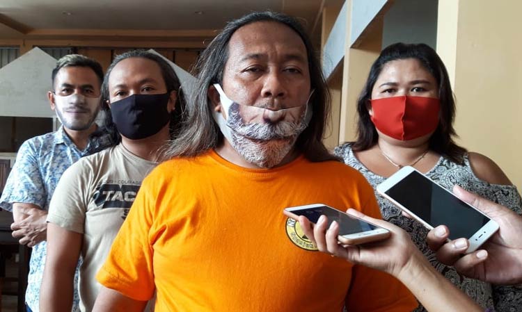 Arif Witanto, Ketua Dewan Kesehatan Masyarakat (DKM) Jatim didampingi Relawan DKM Ariyanto S, Heri Saheri, dan Vita Widyaningsih. foto: MUJI HARJITA/ BANGSAONLINE