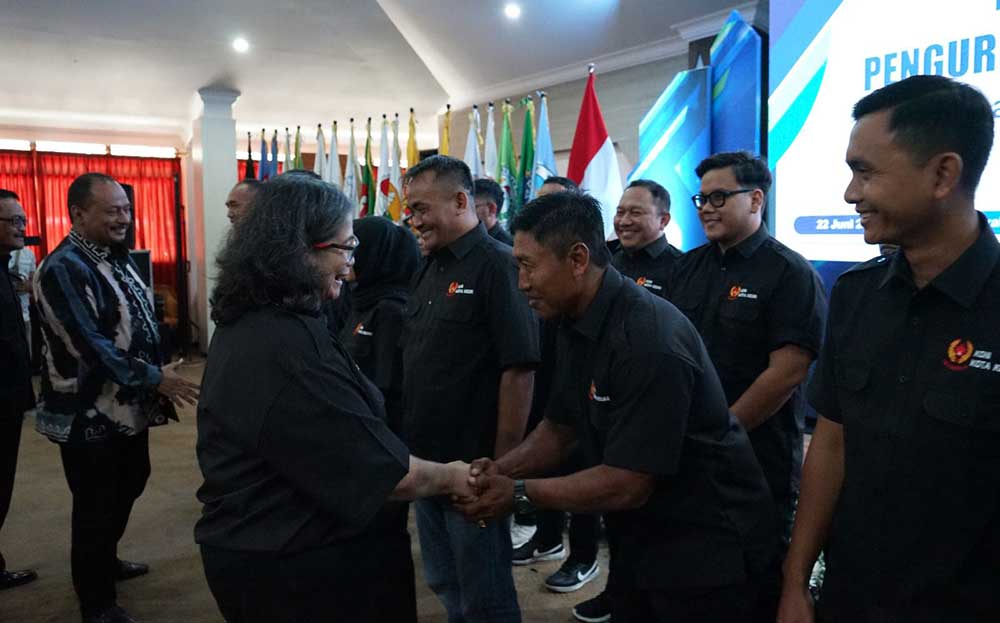 Pj Wali Kota Zanariah menyalami pengurus KONI Kota Kediri yang baru dilantik. Foto: Ist.